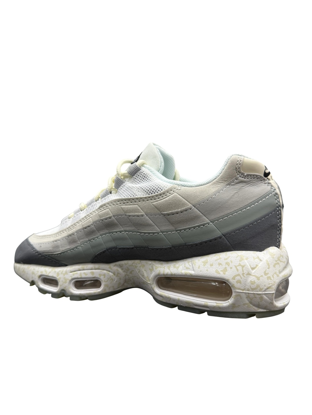 tmp_b64_738c558e-f64e-40e6-a96e-e1bc85202a0a_1648013_1702038-e6d83c2585dde1cad317600426621013-1024-1024